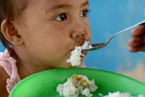 Những sai lầm khi cho bé tập ăn cơm